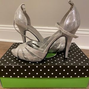 NWT Kelly & Katie Silver KK Duchess Heels